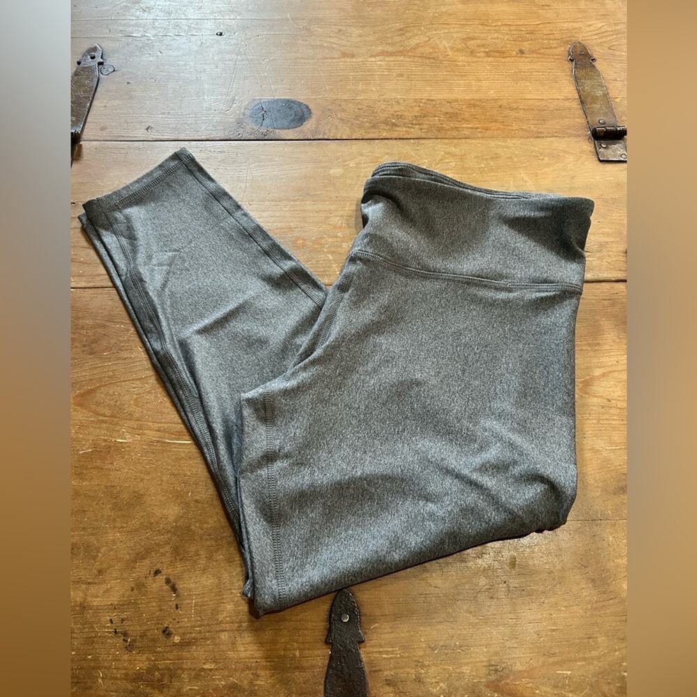 Woman’s Amazon Essential Active Capri Leggings X-Large - Picture 5 of 8